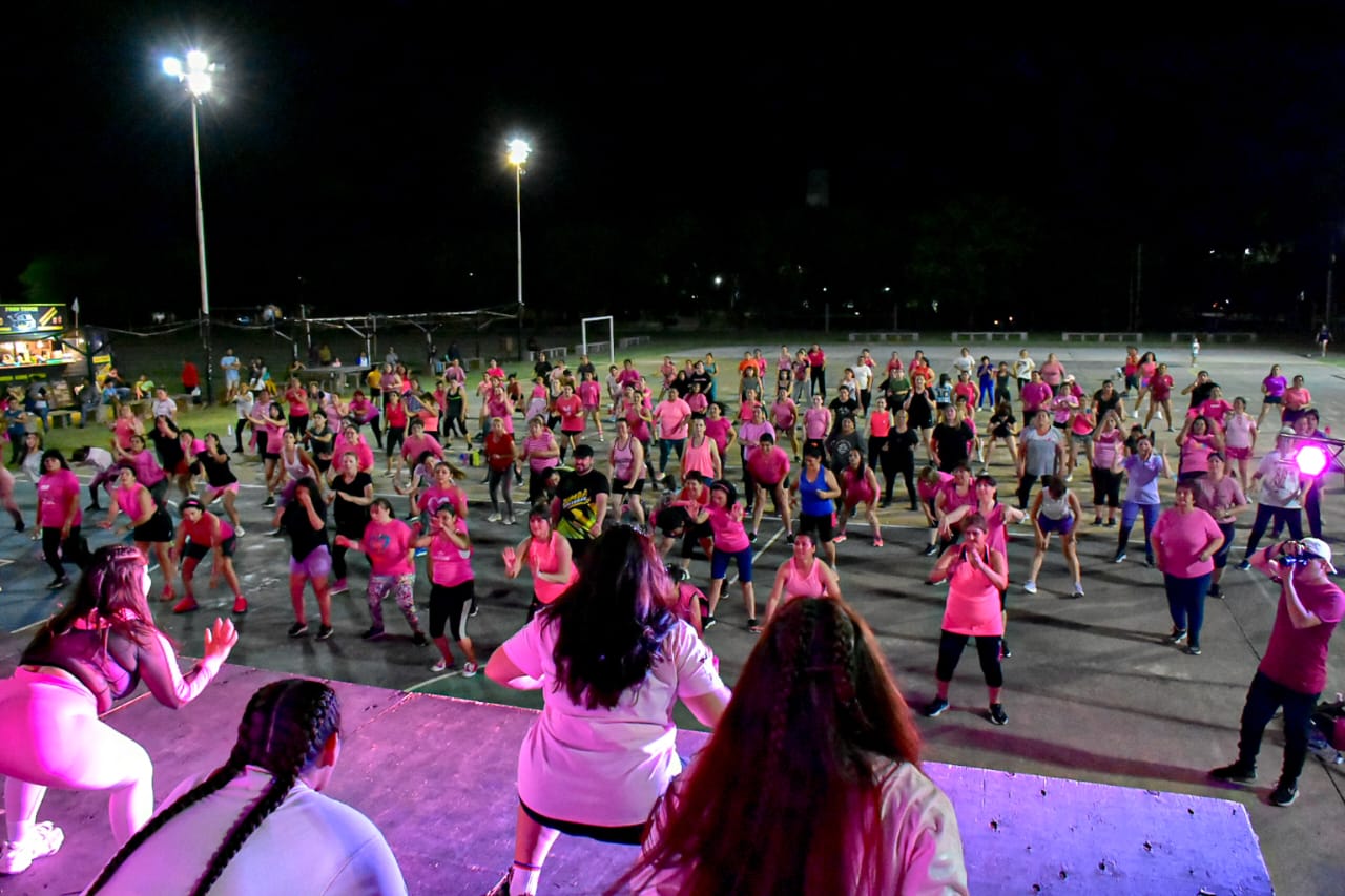 El Polideportivo Municipal se vistió de rosa y vibró al ritmo de zumba