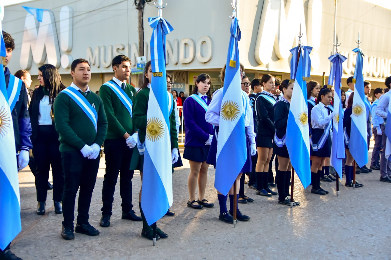 Sáenz Peña conmemoró el 210° Aniversario de la Independencia con un emotivo acto y desfile