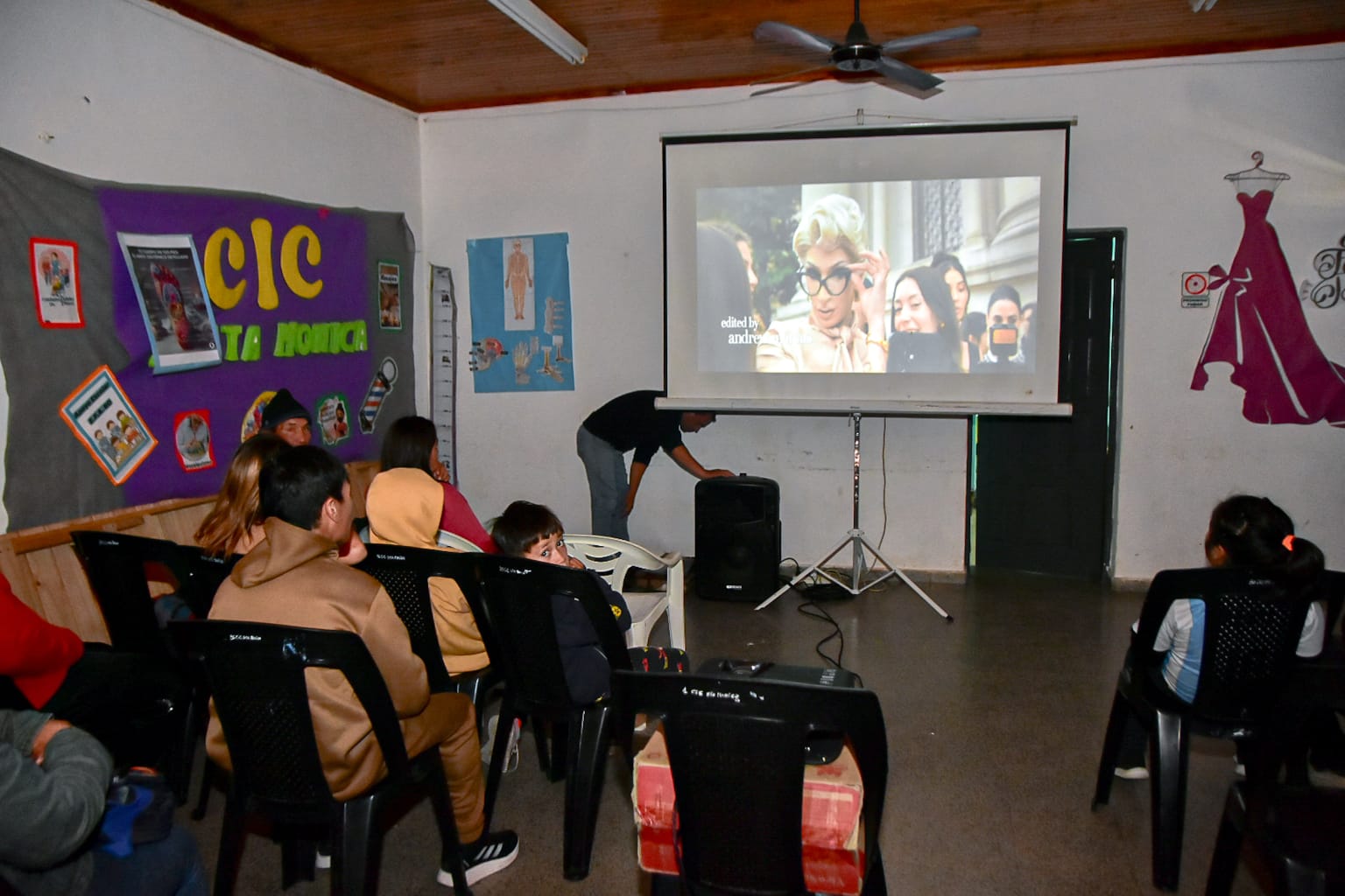 El programa municipal “el cine en tu barrio” reunió a decenas de niños en el C.I.C. Santa Mónica