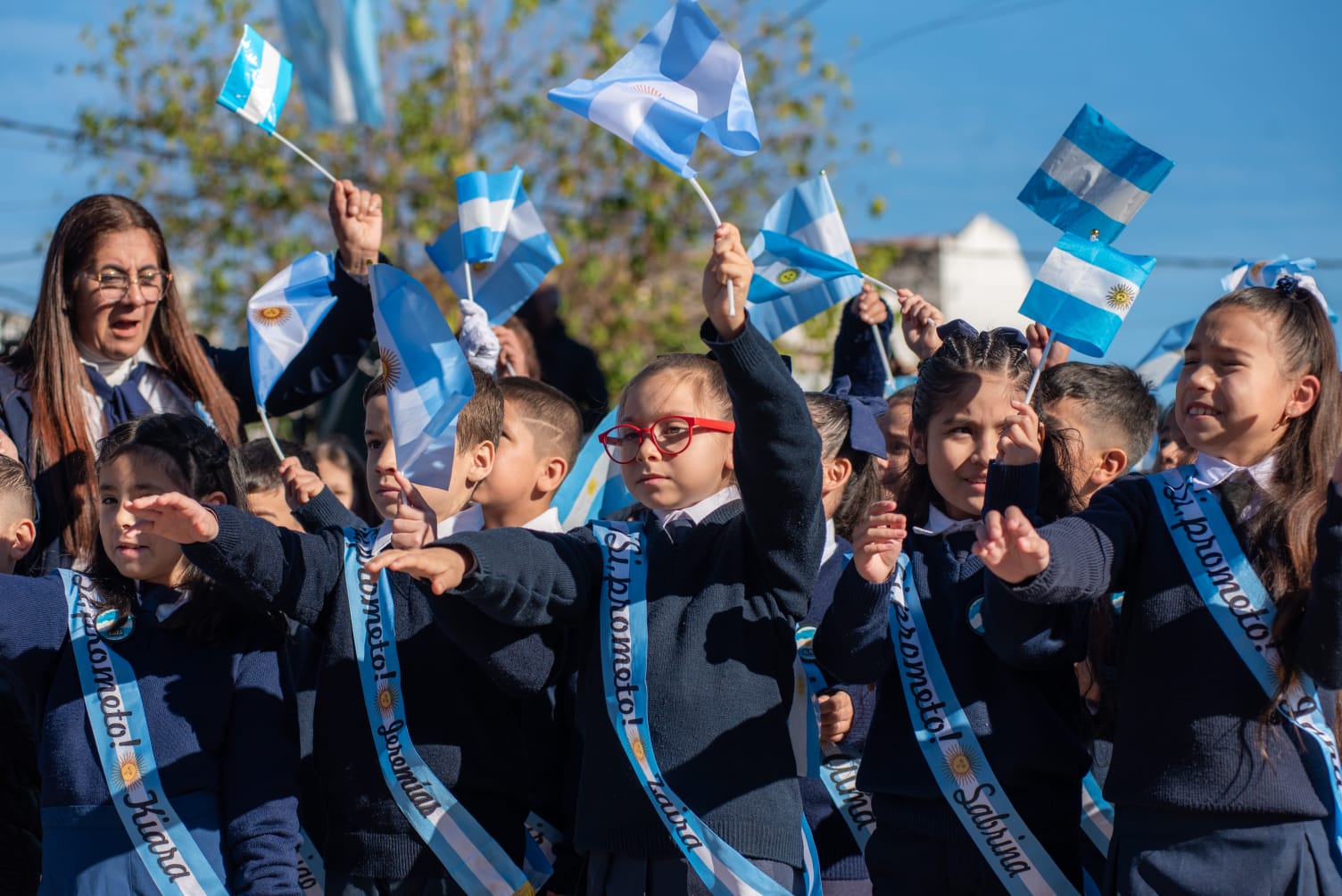 Más de 1.500 estudiantes prometieron lealtad a la bandera en el acto central de la provincia realizado en Sáenz Peña