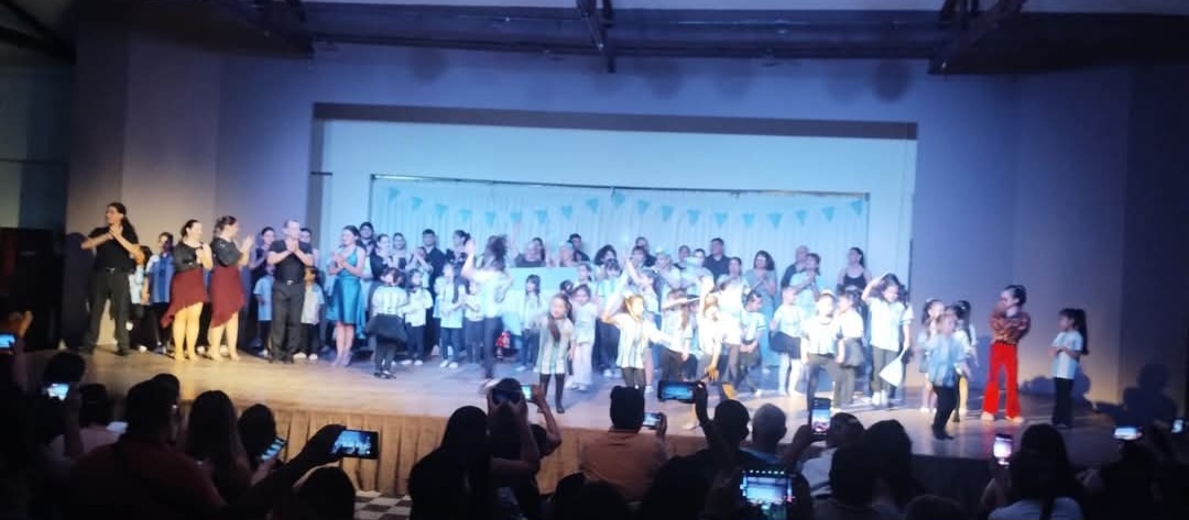 Talento a sala llena: la cultura puso a bailar a Sáenz Peña en su muestra de invierno Casa de Cultura vivió una noche inolvidable a salón completo para cerrar la primera mitad del año.