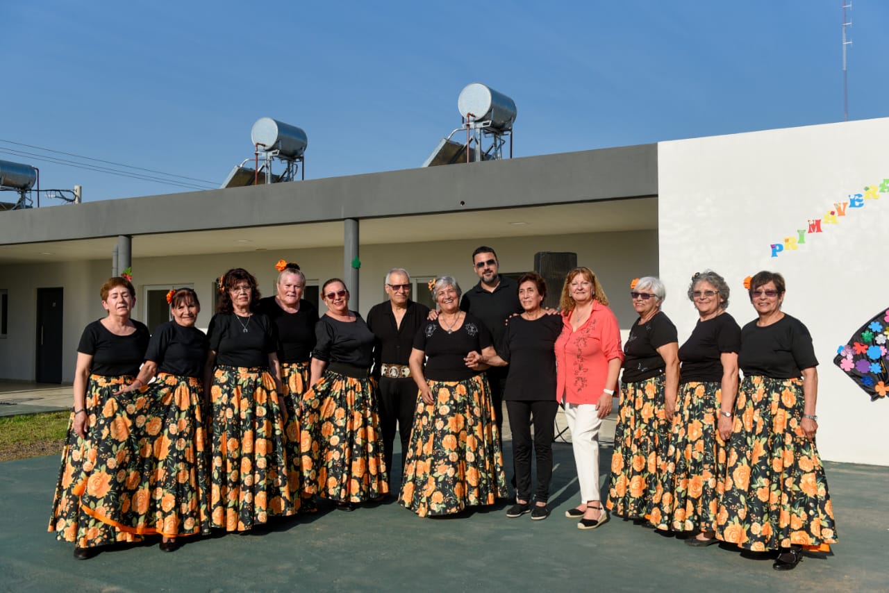 Con una muestra de trabajos y baile los Adultos Mayores celebraron la llegada de la primavera