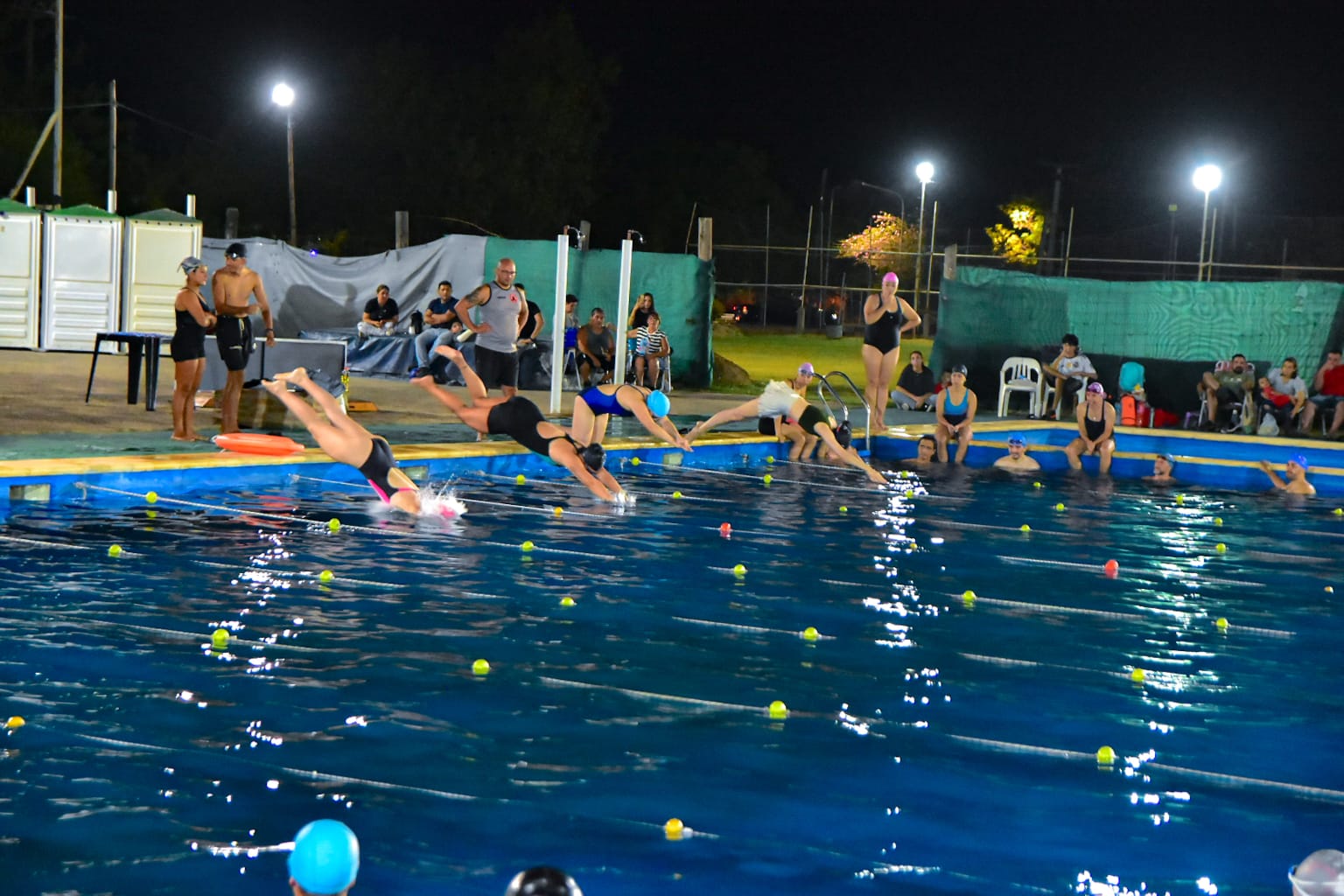 Se realizó el Torneo de Natación Nocturno para Adultos