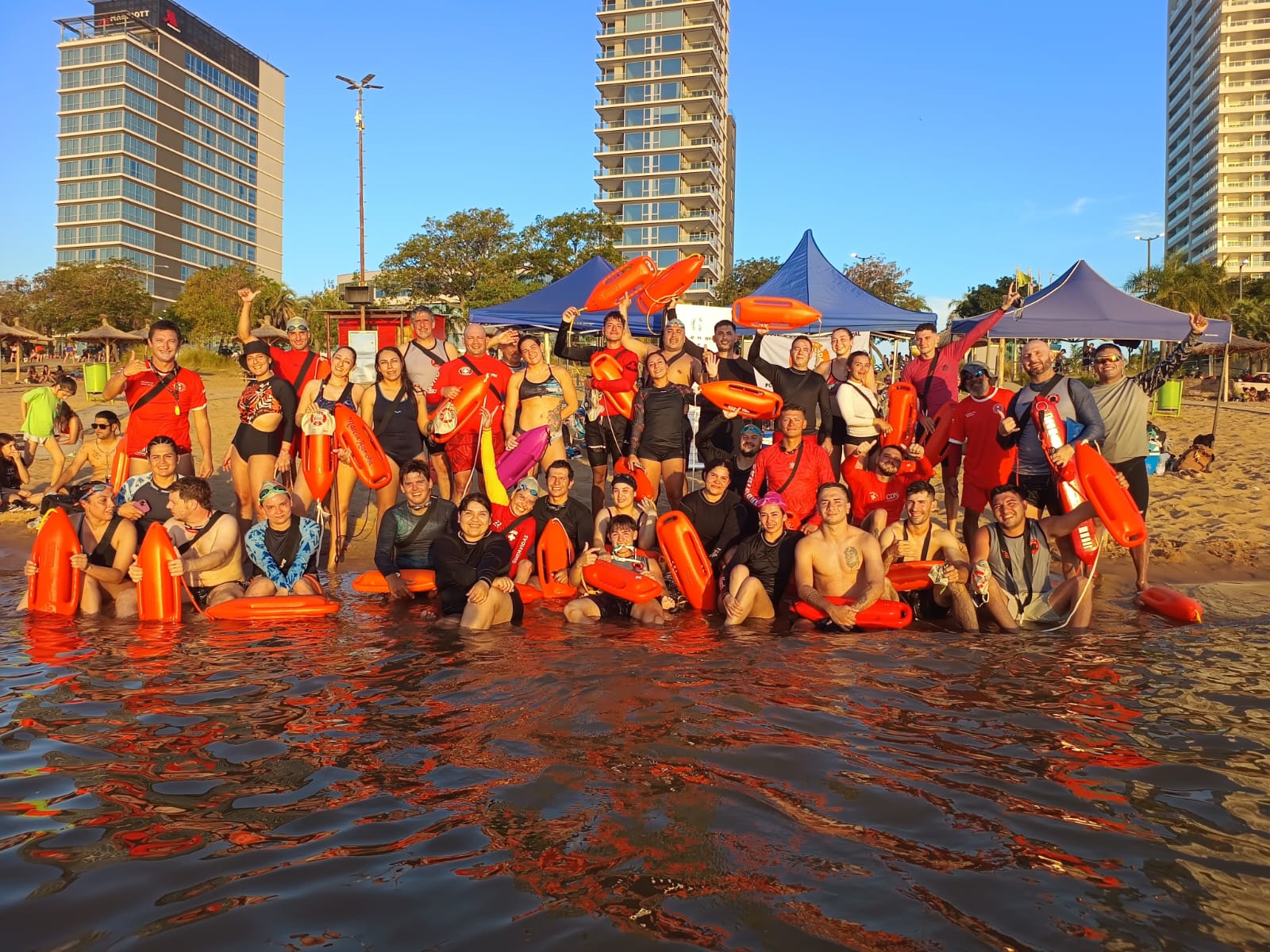 La Escuela de Guardavidas municipal realizó una capacitación de aguas abiertas en el río Paraná