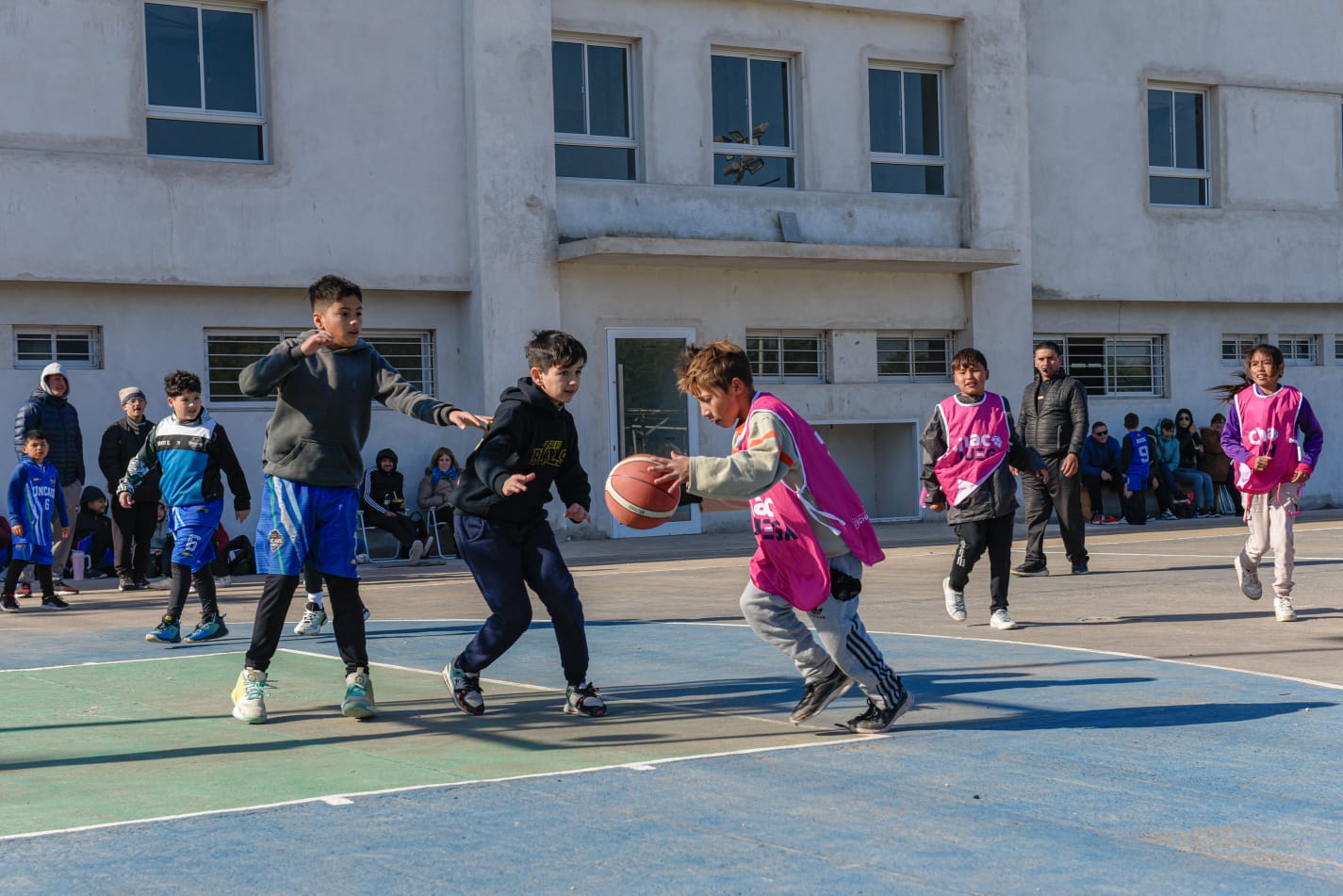 Alumnos de la Escuela Municipal de Básquet participaron de un encuentro en el Polideportivo