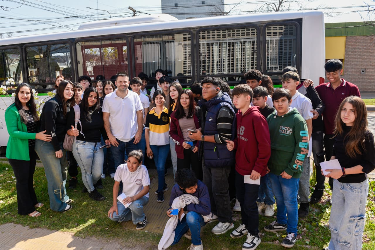 Se realizó un operativo de entrega de tarjetas SUBE Estudiantil en colegios secundarios