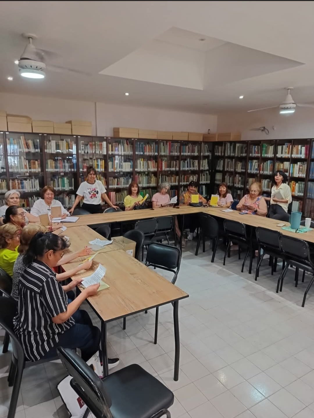 EL TIEMPO NO PASA, SE COMPARTE: LA "VALIJA VIAJERA" QUE DESPERTÓ LA MEMORIA EN LA BIBLIOTECA SABATO