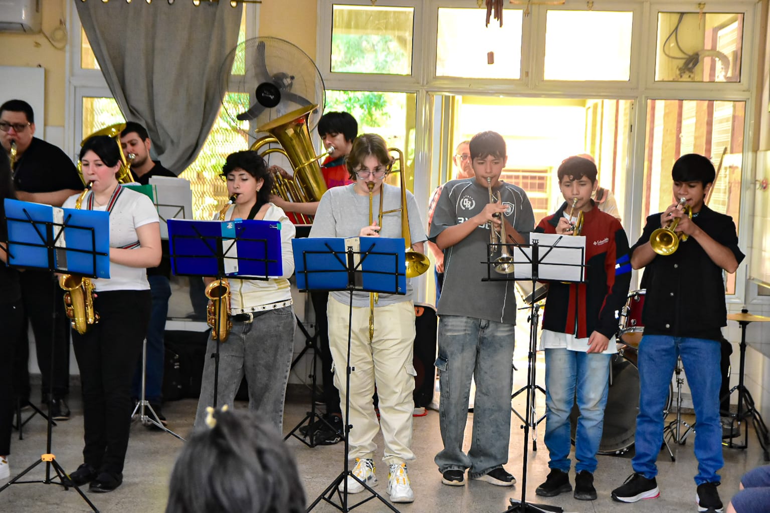 La Termal Orquesta Juvenil compartió un emotivo encuentro en el Hogar de Ancianos