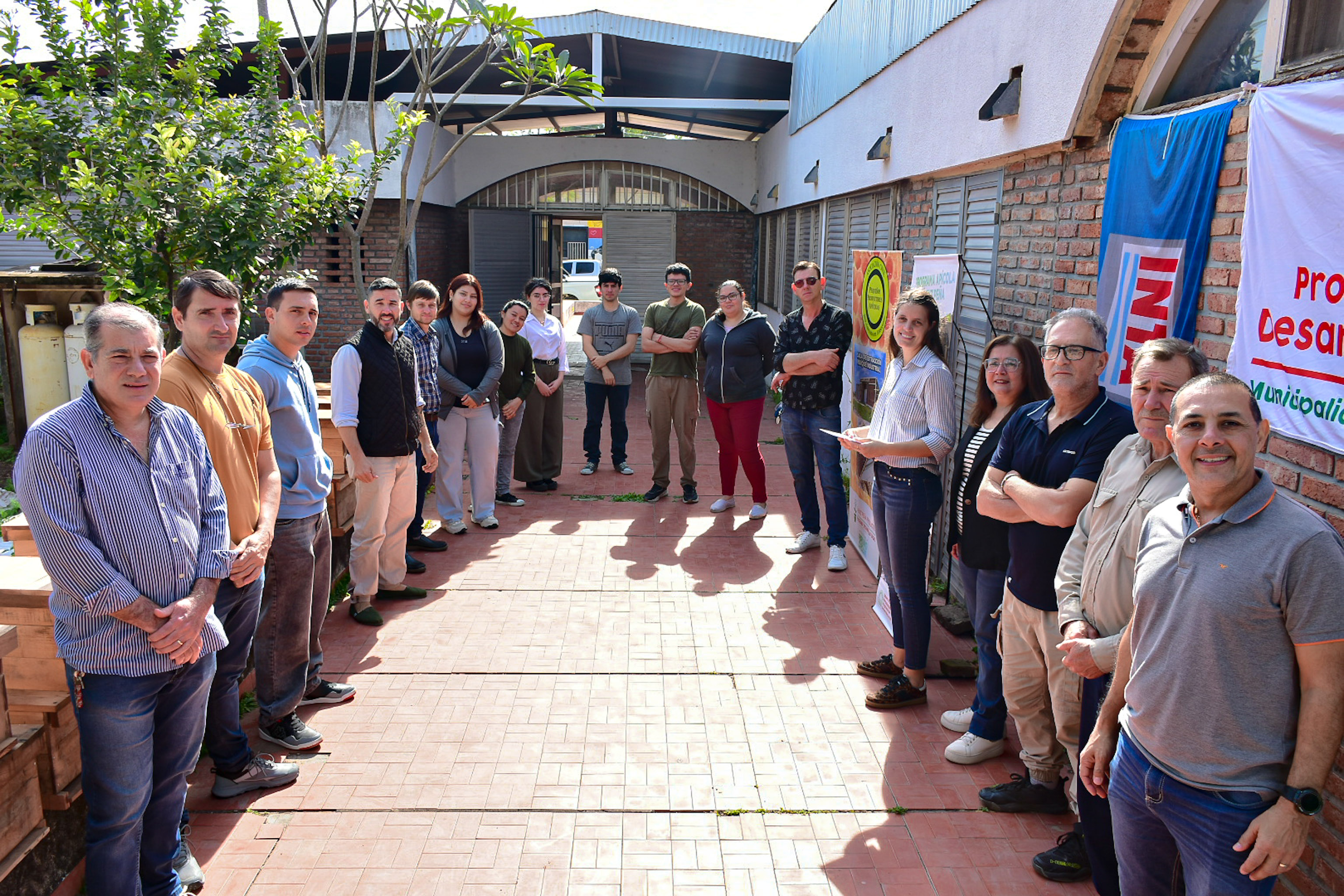 Se entregaron certificados y herramientas a los nuevos egresados del curso de apicultura ofrecido por el Municipio y el INTA