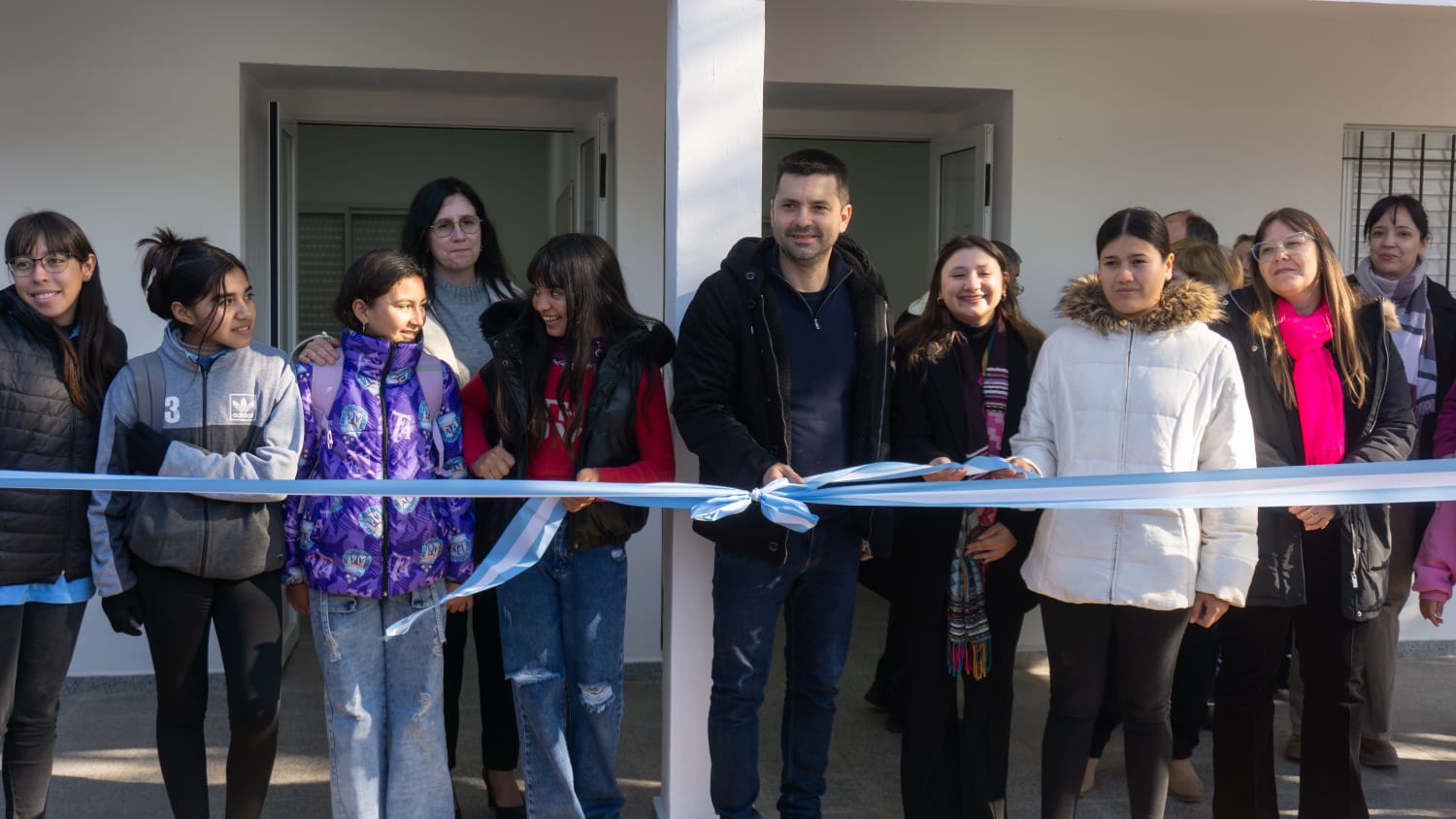 El intendente Bruno Cipolini inauguró dos aulas nuevas en la EES N° 198 del barrio Néstor Kirchner