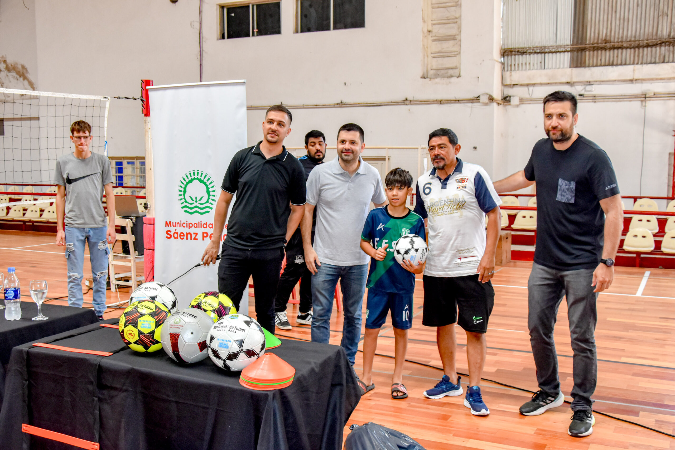 El municipio entregó elementos deportivos a 16 escuelas barriales de fútbol infantil