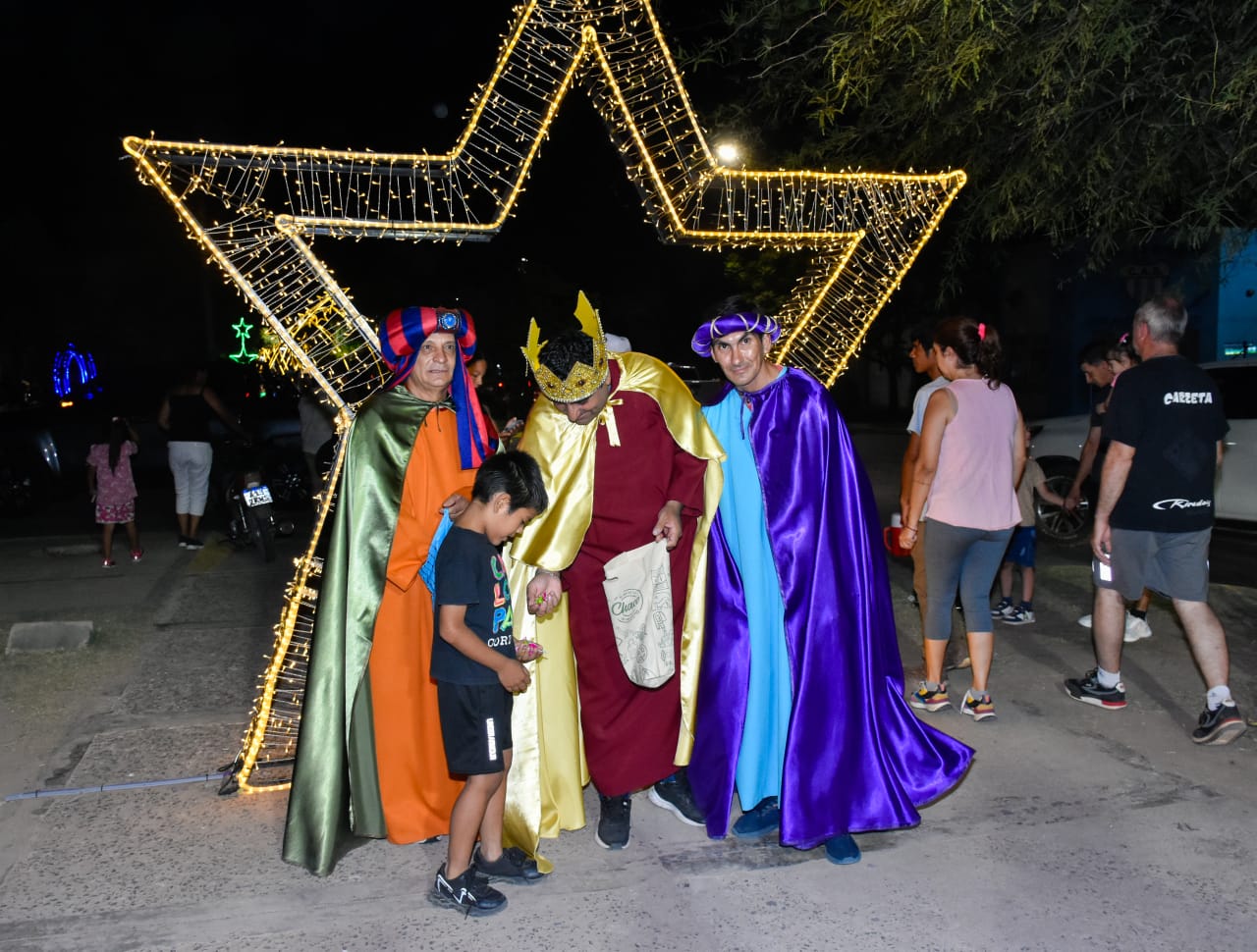 Los Reyes Magos recorrieron las calles de la ciudad y sorprendieron a los niños 