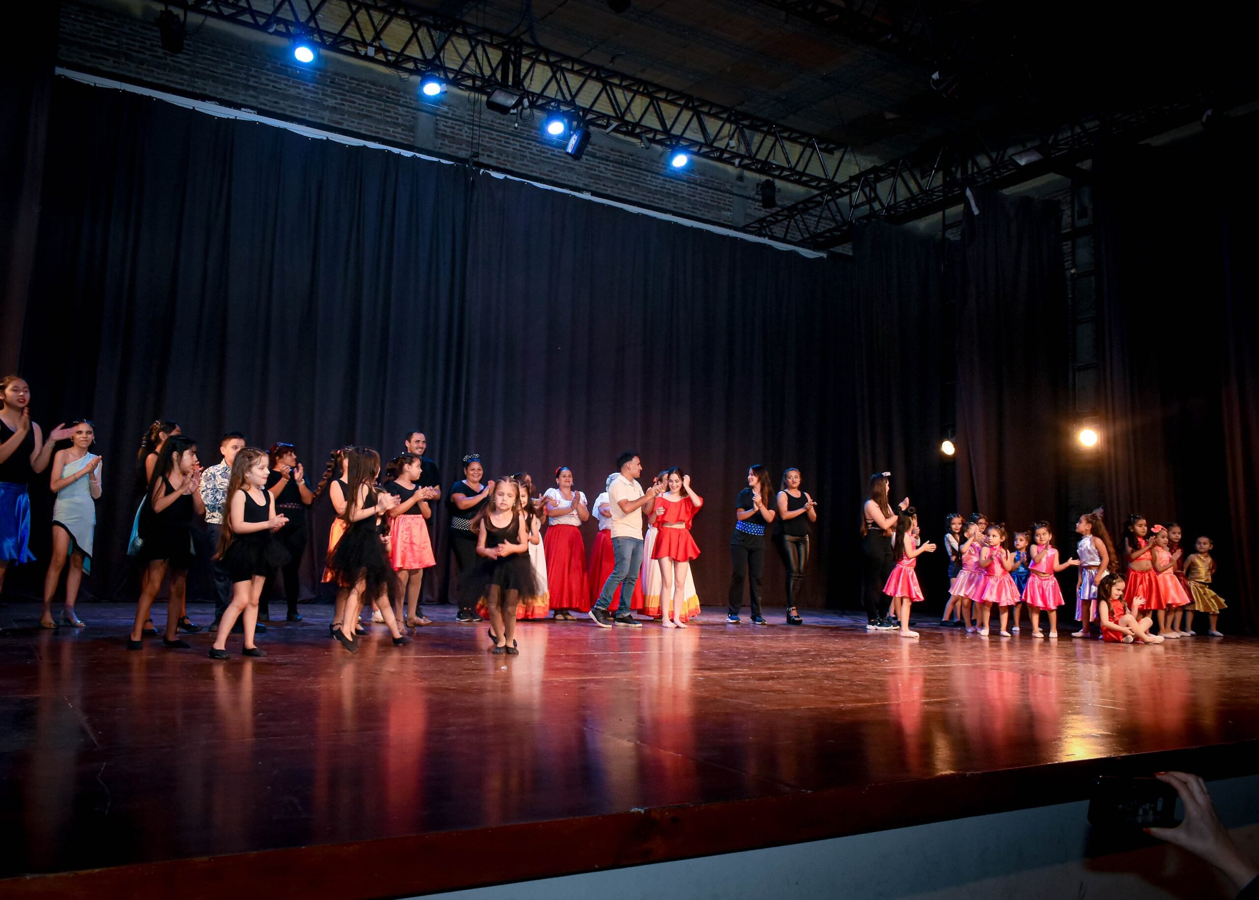 Cultura municipal presentó su muestra de danzas folclóricas