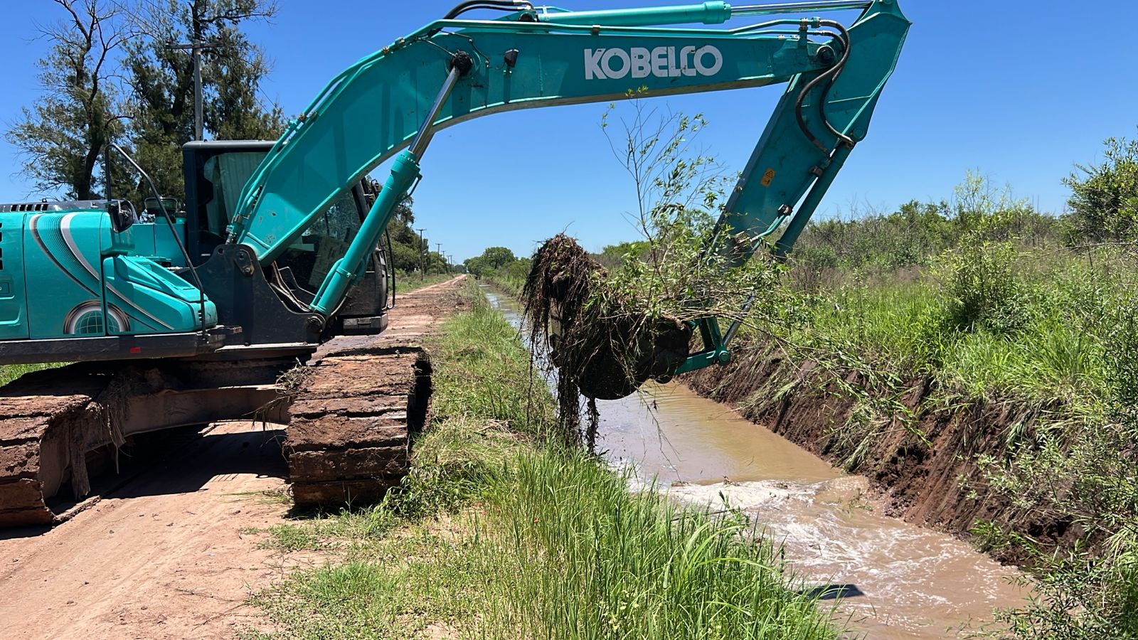 El municipio avanza con la limpieza de canales troncales de la ciudad