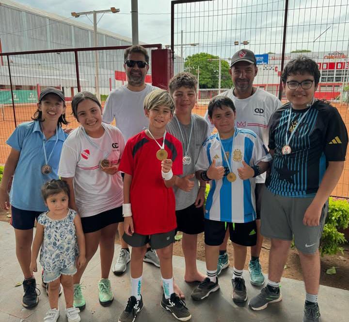 Alumnos de la Escuela de Tenis Municipal participaron de un encuentro en Resistencia 