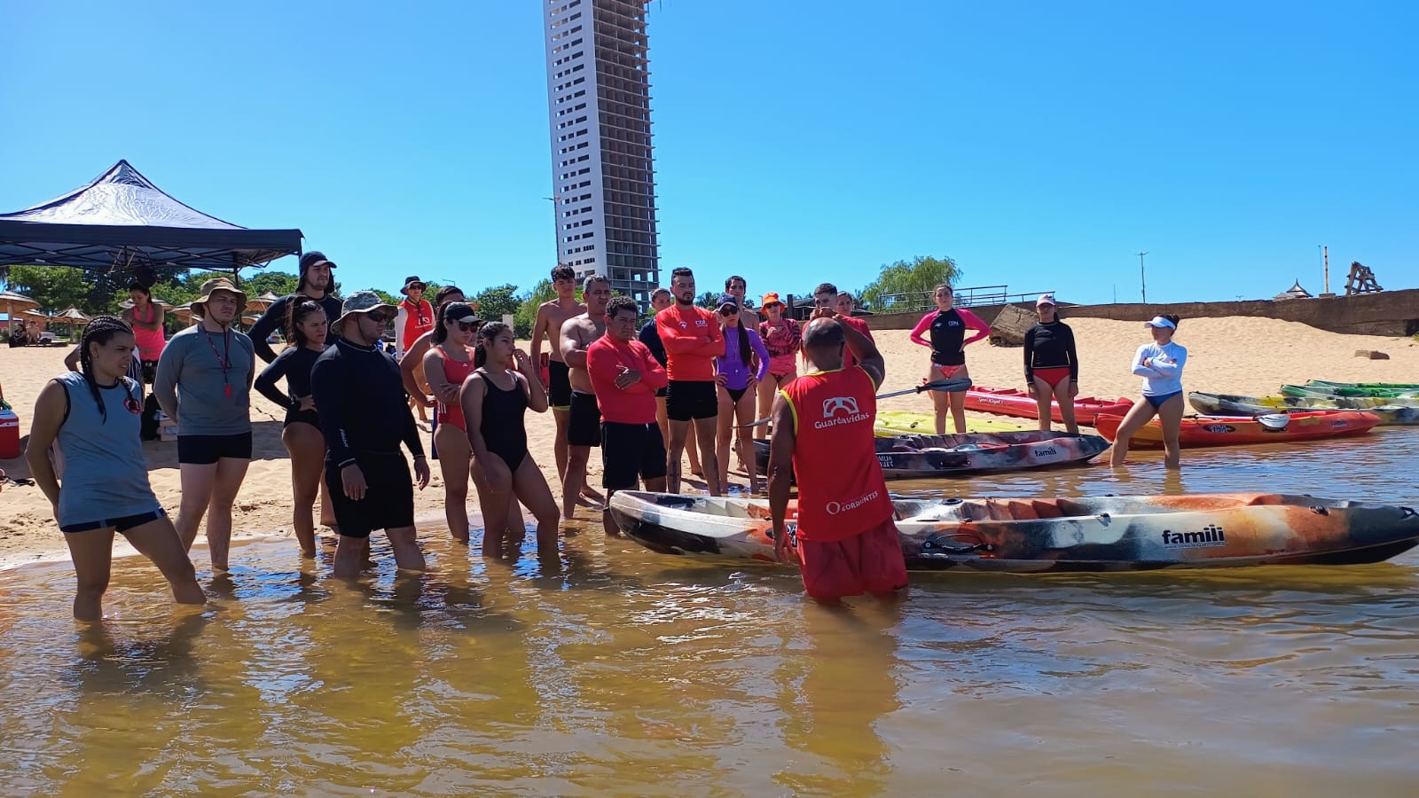 La Escuela Municipal de Guardavidas realizó una capacitación sobre salvamento acuático en el río Paraná