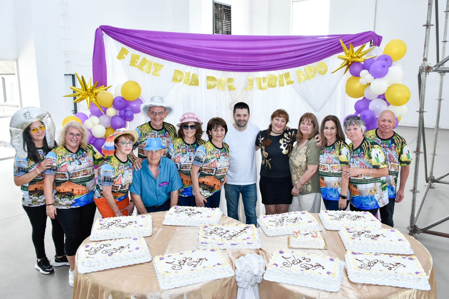 Con almuerzo y baile los Adultos Mayores celebraron el Día del Jubilado