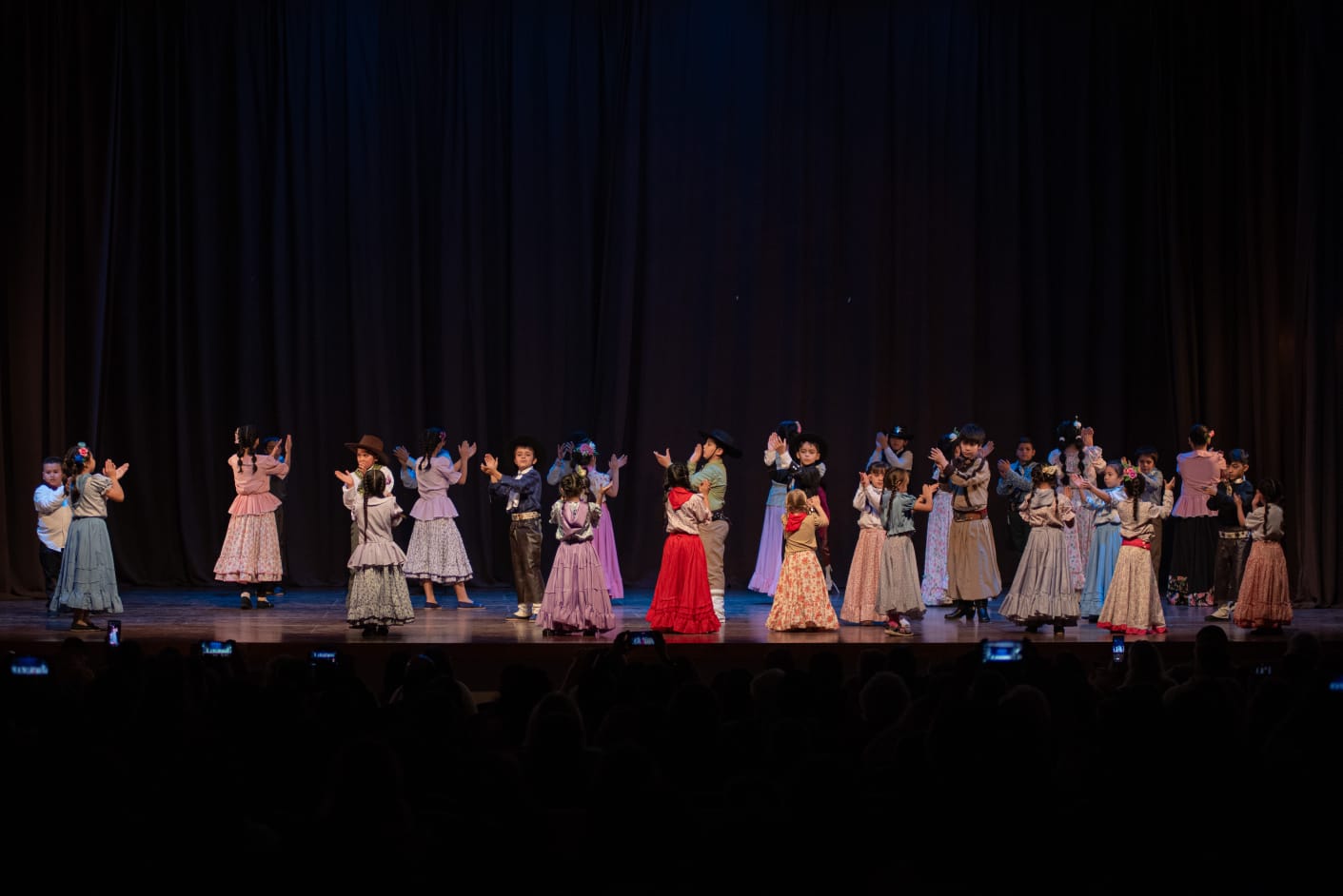 Cultura presentó las muestras de invierno de folclore y danzas clásicas