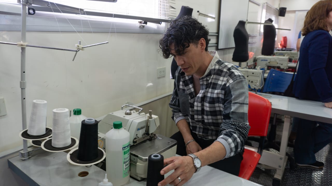 Se presentó el Aula Taller Móvil para cursos de perfeccionamiento textil y de marroquinería