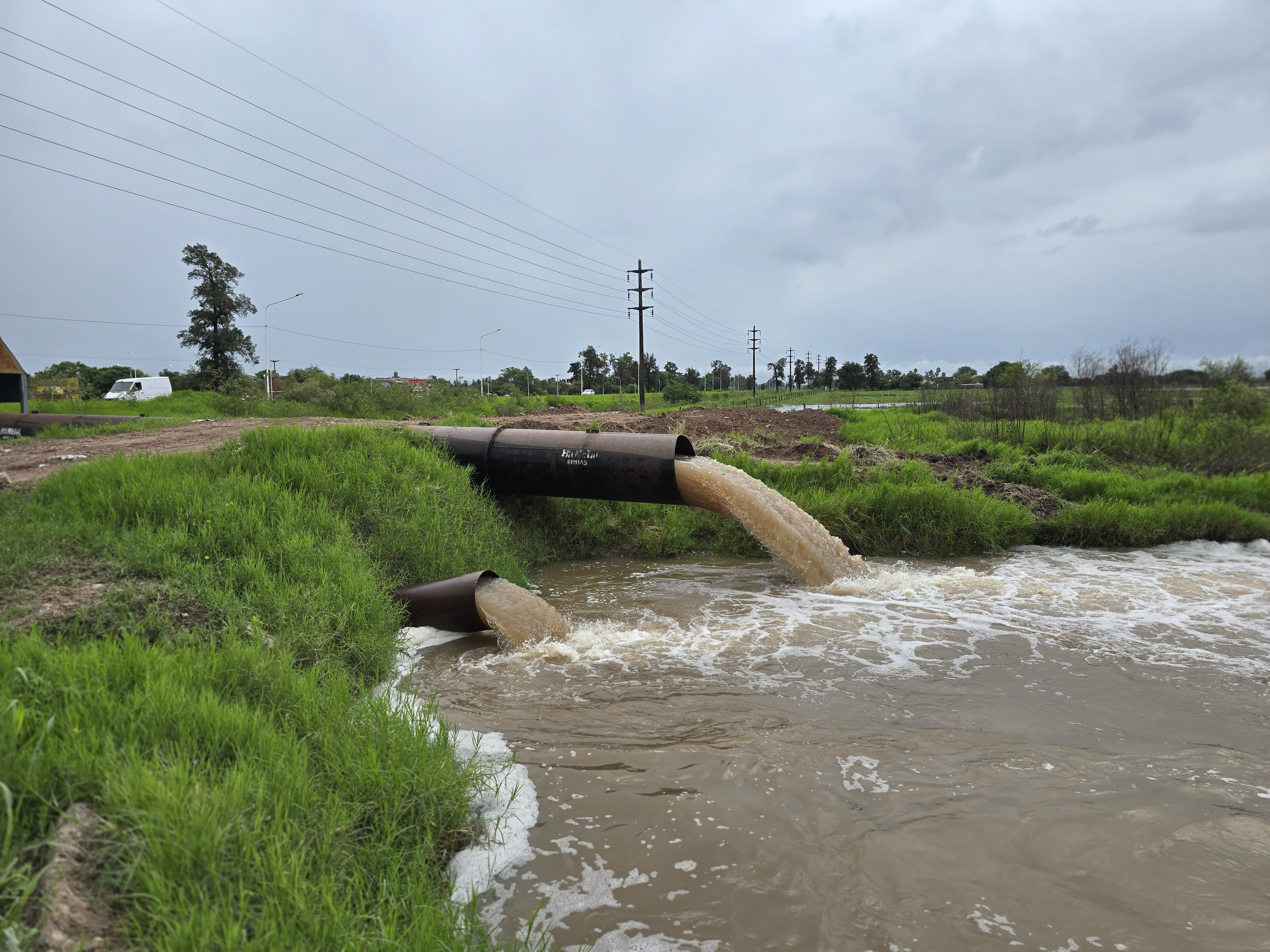 El municipio avanza con la limpieza de canales y baja el nivel de los reservorios ante el pronóstico de lluvias