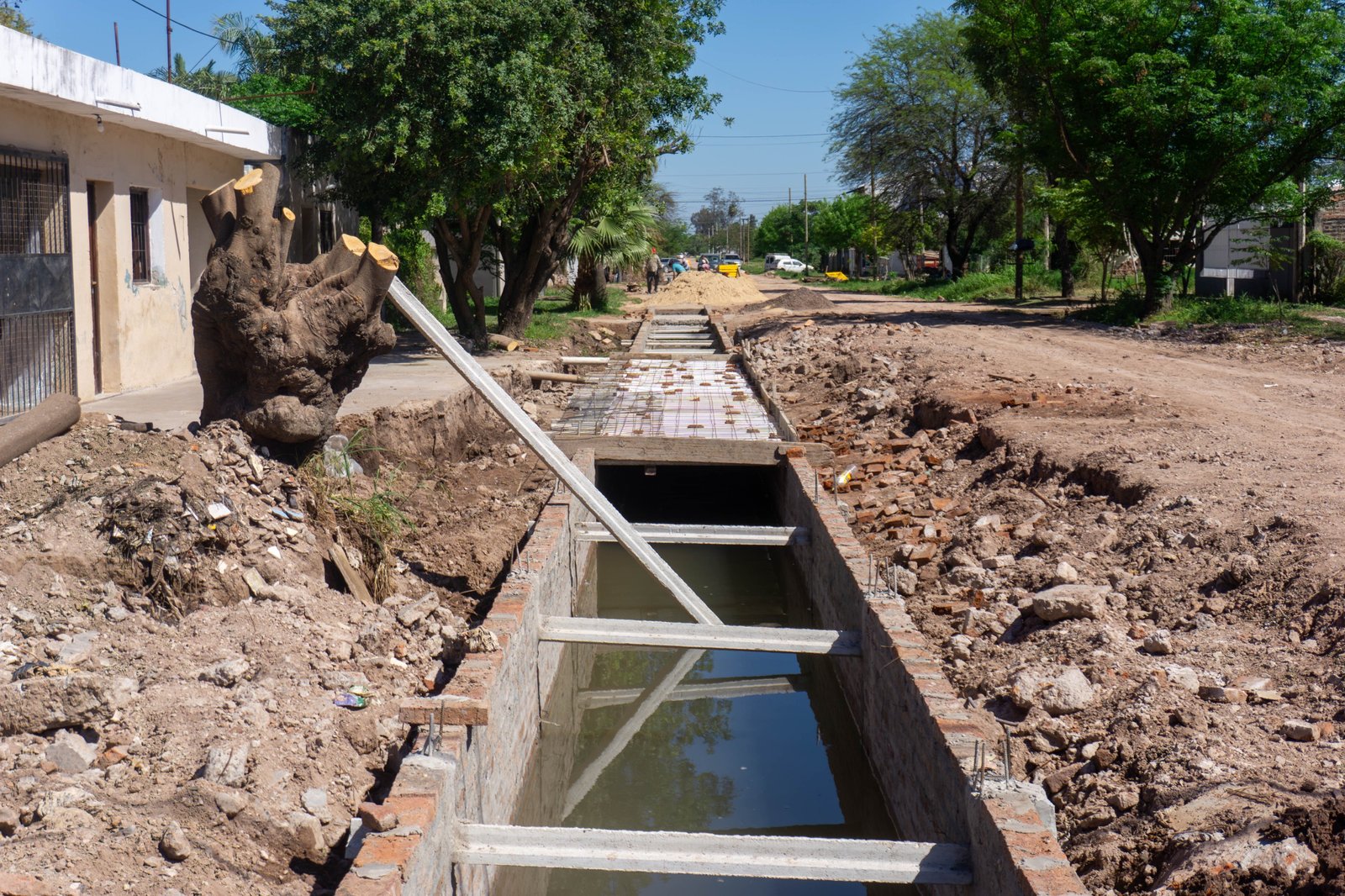 Continúa la construcción de canal revestido en el barrio San Martín