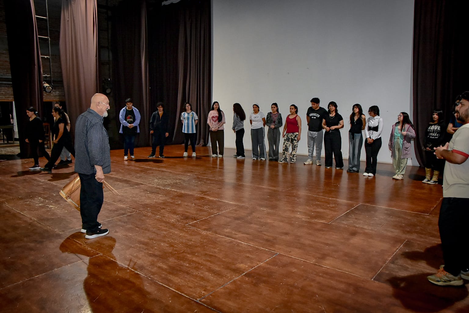 Carlos Schwaderer brindó capacitaciones teatrales en Sáenz Peña