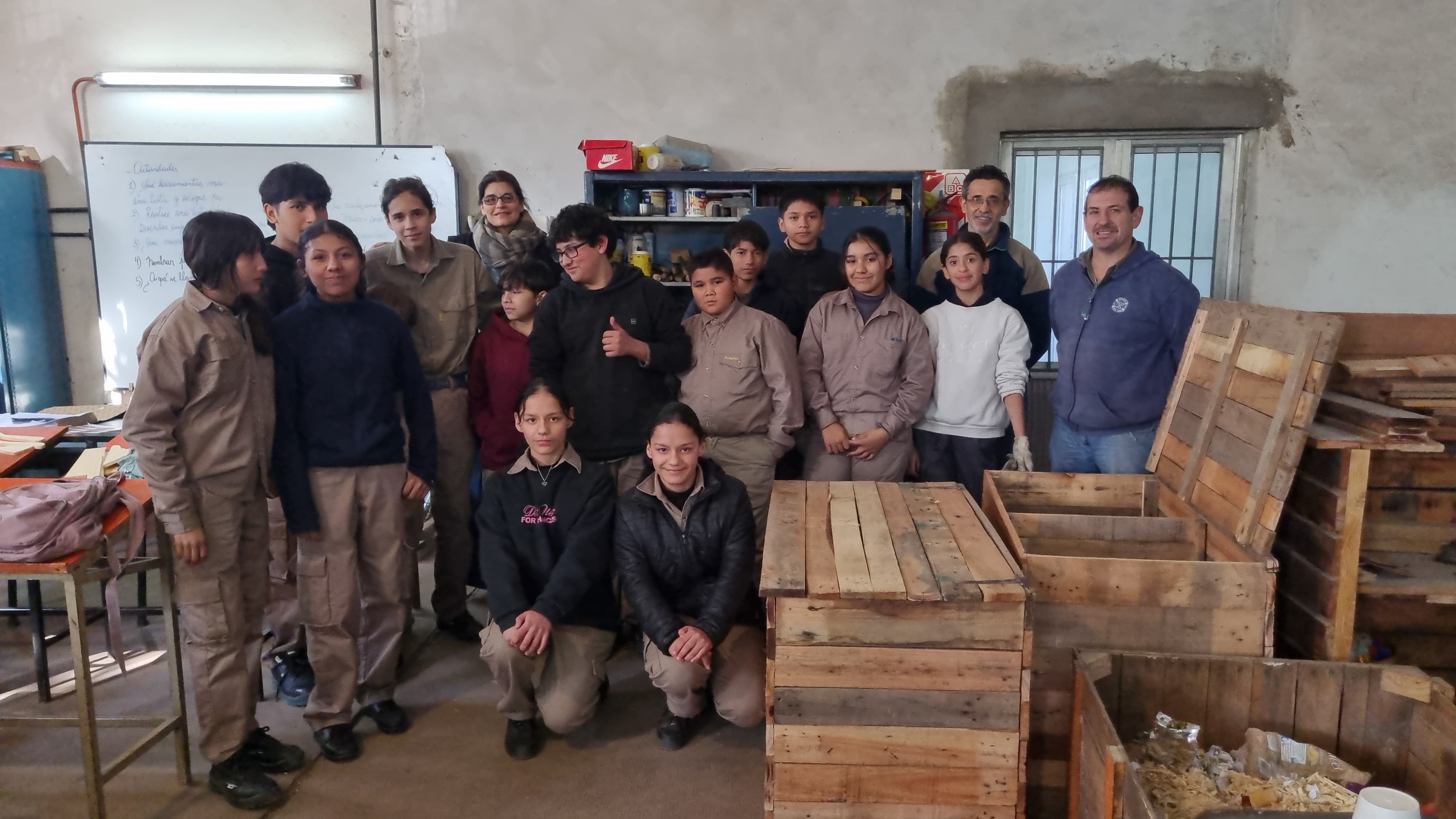 Estudiantes del Colegio Industrial construyen composteras el marco del Plan Sáenz Peña Sustentable y Circular
