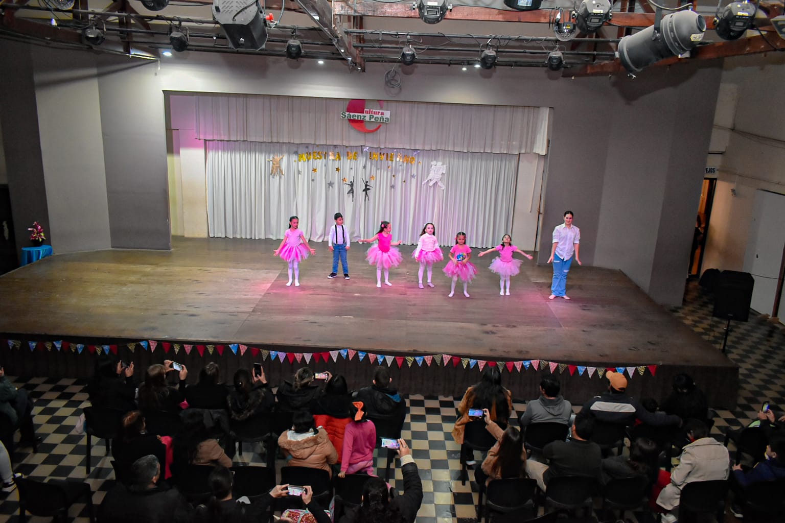 "Iniciación a la danza, expresión y ritmos latinos" presentó su muestra de invierno en Casa de Cultura